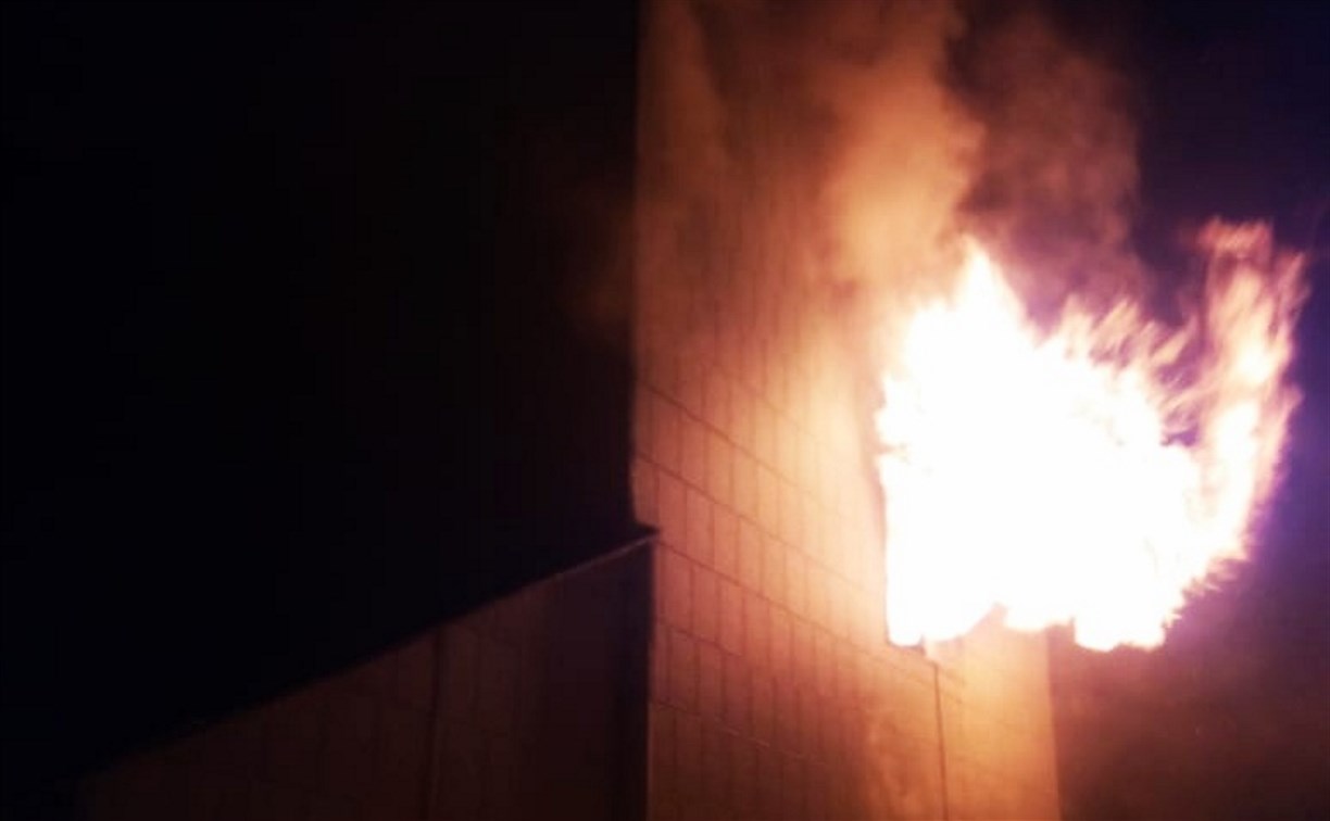 Пожар на базе отдыха "Аквамарин" тушат в Лесном