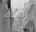 Сахалинец прокопал траншею между домами в засыпанном снегом селе - жильцы обмениваются продуктами
