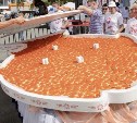 Гигантский "бутерброд" с икрой сделали на ярмарке в Южно-Сахалинске