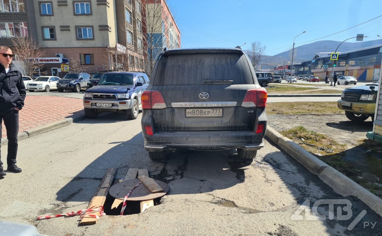 Полутораметровая яма в Южно-Сахалинске повредила уже третий автомобиль
