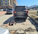 Полутораметровая яма в Южно-Сахалинске повредила уже третий автомобиль