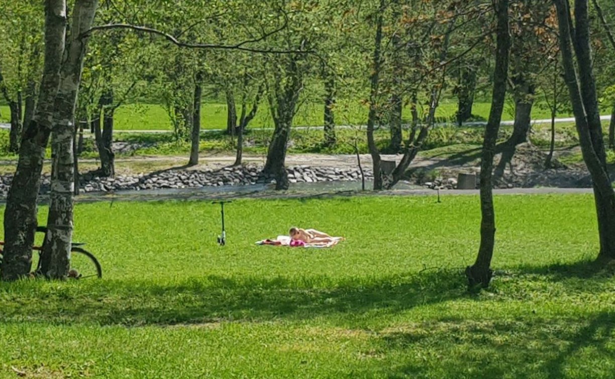 Сезон девушек в купальниках стартовал в парке Южно-Сахалинска