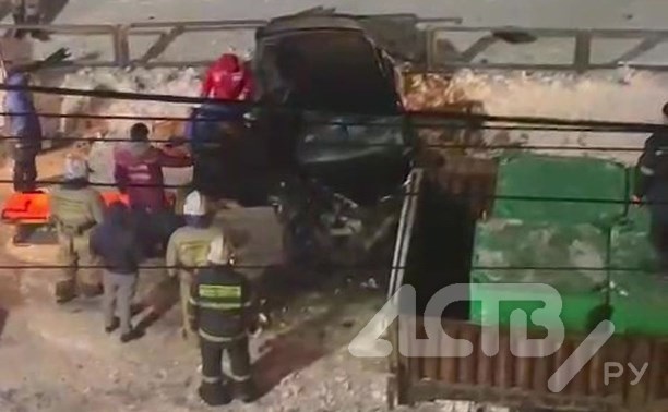 Очевидец: бригада скорой помощи с носилками прибыла к месту ДТП в Невельске