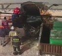 Очевидец: бригада скорой помощи с носилками прибыла к месту ДТП в Невельске