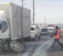 Водители в Южно-Сахалинске ругают километровые пробки на жд-переезде 