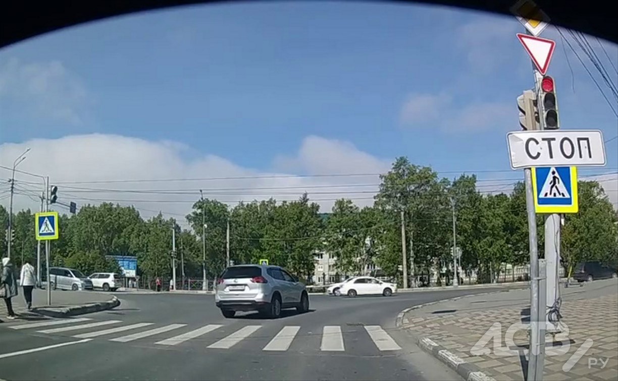 "Нагло поверните направо": автохам в Южно-Сахалинске грубо нарушил ПДД
