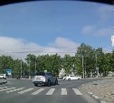 "Нагло поверните направо": автохам в Южно-Сахалинске грубо нарушил ПДД