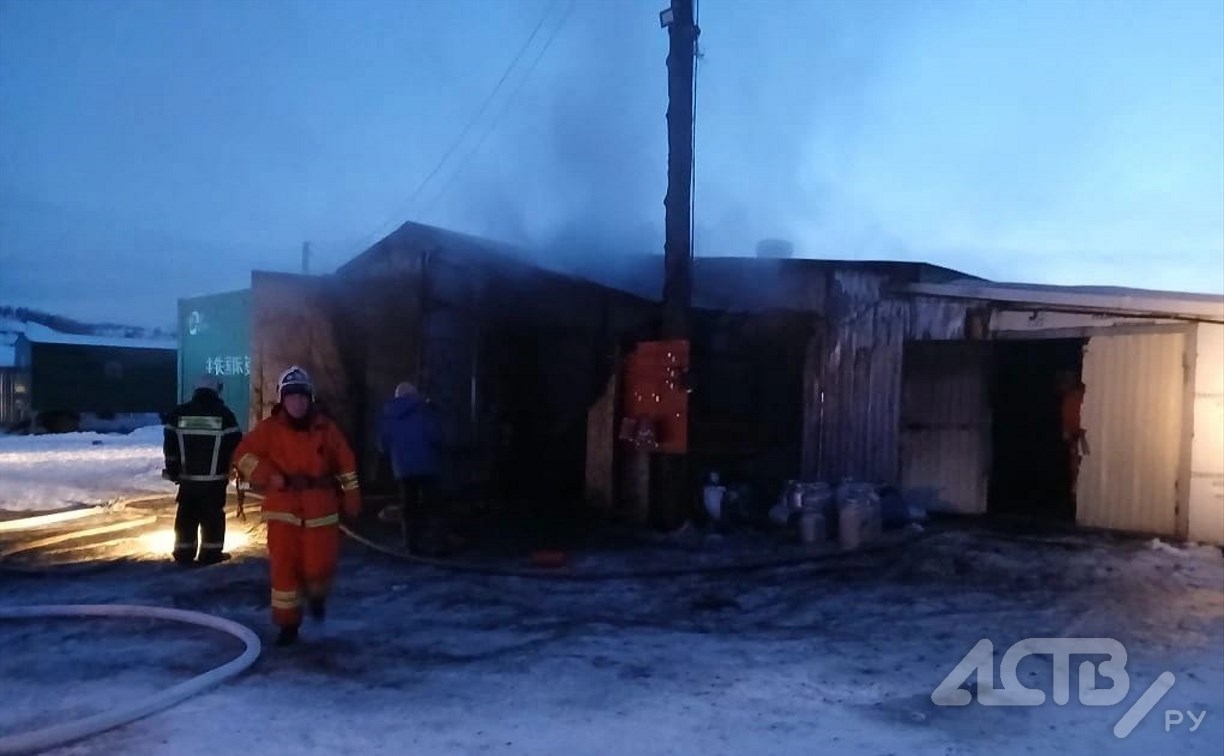 Появились кадры с места тушения пожара на ферме в Холмском районе