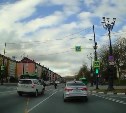 "Поговорите с детьми": ребёнок в Южно-Сахалинске промчался на самокате на красный сигнал светофора