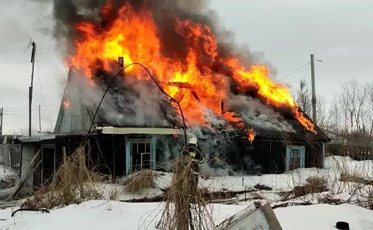 Огонь уничтожил частный дом в Стародубском