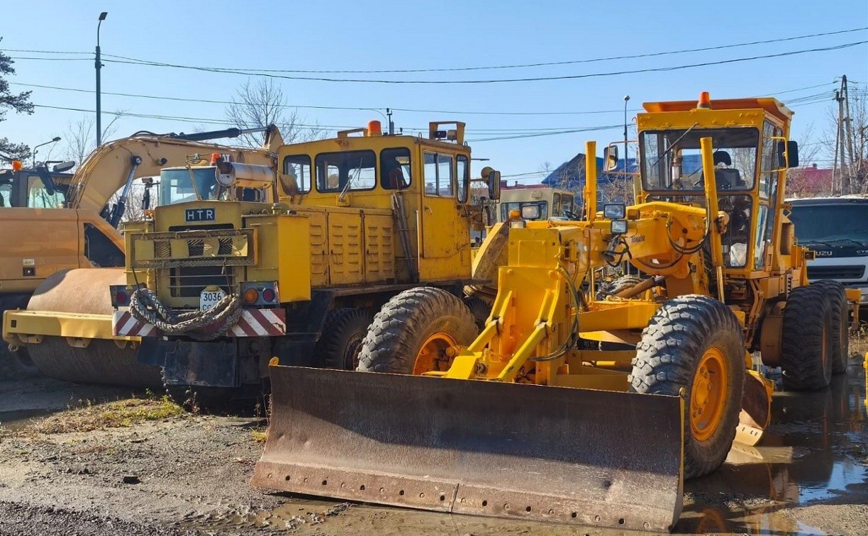 К зимнему сезону в Сахалинской области подготовили более 1300 единиц дорожной техники