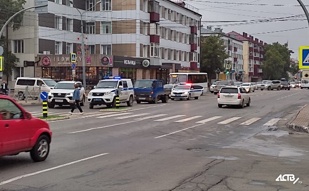 Абсолютно "синий" грузовичок остановили в Южно-Сахалинске сотрудники ГИБДД