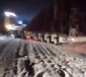 "Всё колом": большегруз застрял поперёк заснеженной трассы в Невельском районе
