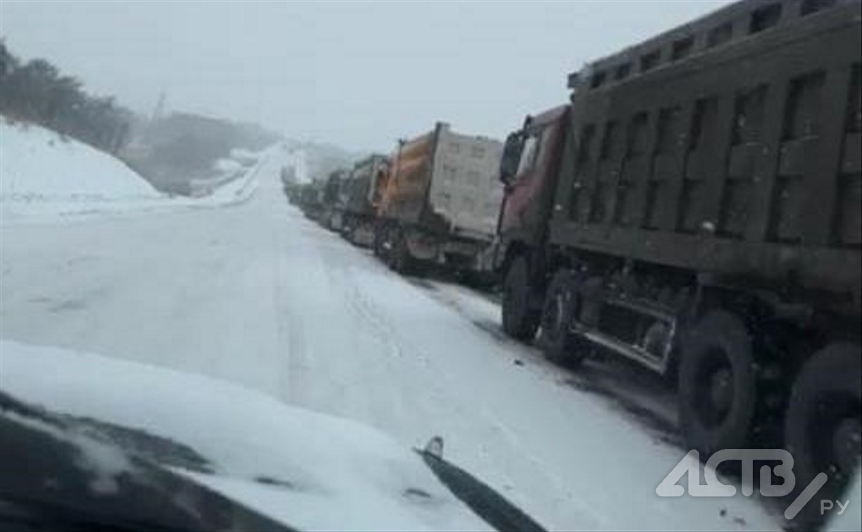 Десятки грузовиков встали в пробку в Шахтёрске из-за гальмующих на скользкой дороге машин