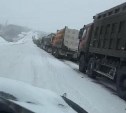 Десятки грузовиков встали в пробку в Шахтёрске из-за гальмующих на скользкой дороге машин