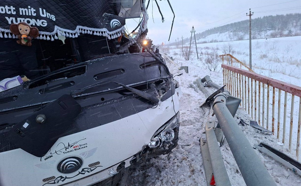 Водитель погрузчика после столкновения с автобусом на Сахалине покинул место ДТП