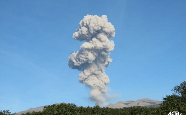 Вулкан Эбеко на Парамушире продолжает активничать