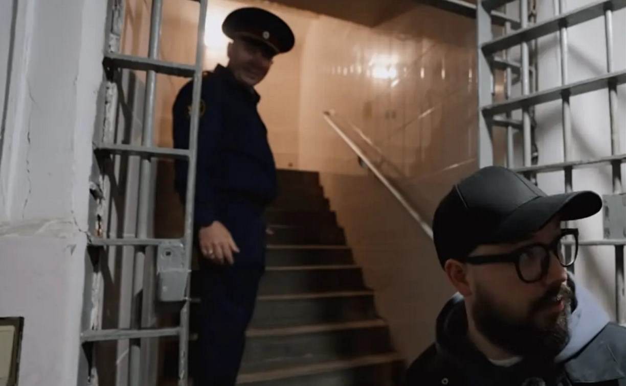 Блогеры на Сахалине показали СИЗО изнутри: попробовали тюремную еду и попали в расстрельную комнату