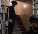 Блогеры на Сахалине показали СИЗО изнутри: попробовали тюремную еду и попали в расстрельную комнату