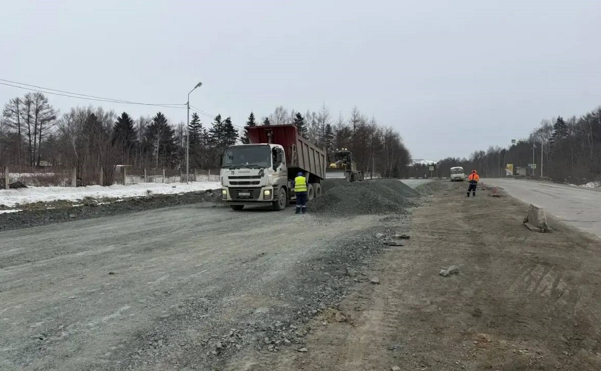 Капремонт участка корсаковской трассы идёт с большим опережением графика