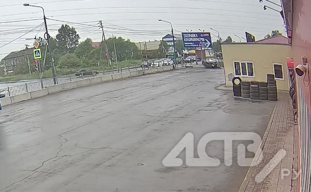 Появилось видео момента ДТП с хэтчбеком, влетевшим на скорости в автоцентр в Южно-Сахалинске