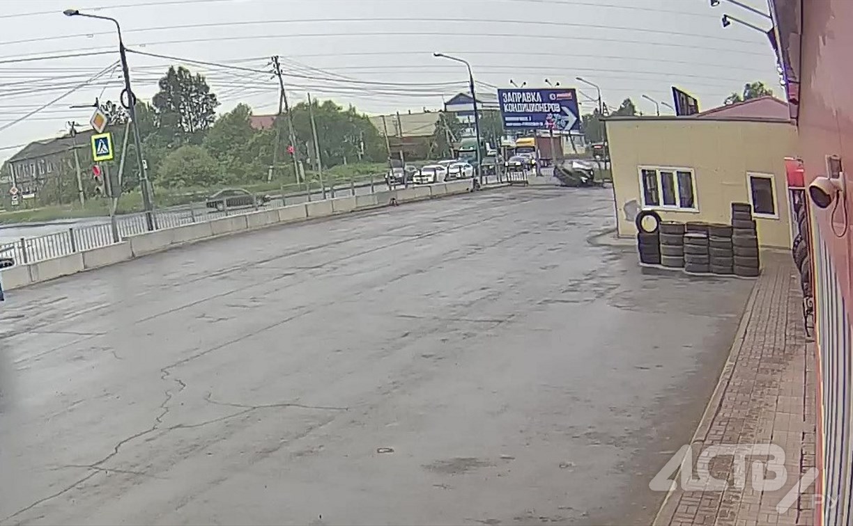Появилось видео момента ДТП с хэтчбеком, влетевшим на скорости в автоцентр в Южно-Сахалинске