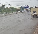 Появилось видео момента ДТП с хэтчбеком, влетевшим на скорости в автоцентр в Южно-Сахалинске