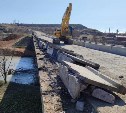 В Томаринском районе стартовал ремонт моста через реку Новосёлку