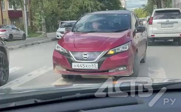 Автомобилистка в Южно-Сахалинске ехала "против шерсти", перепутав полосы