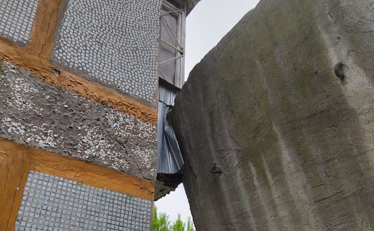 У жилого дома в Быкове поехала подпорная стена, власти решают судьбу здания
