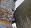 У жилого дома в Быкове поехала подпорная стена, власти решают судьбу здания