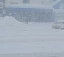 "Красавчик!": сотрудник ГАИ в метель за руку провёл дедушку через сугробы в Южно-Сахалинске