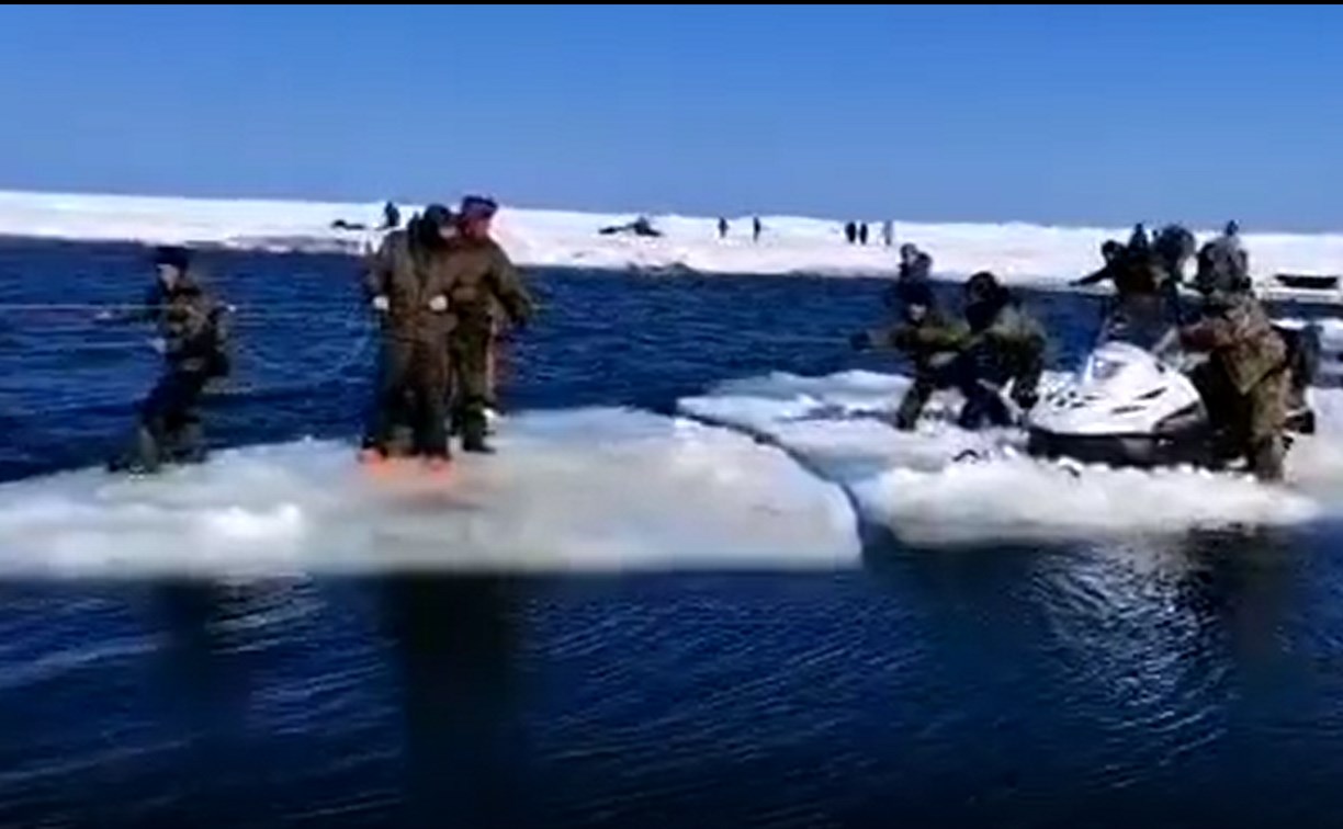 Сахалинские рыбаки удерживали льдины тросами для проезда снегоходов 