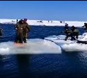 Сахалинские рыбаки удерживали льдины тросами для проезда снегоходов 