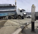 Столб уличного освещения снесла фура в Южно-Сахалинске