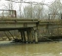Жители Троицкого пользуются мостом, который может рухнуть в любую минуту