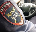 Не удержалась от соблазна: 19-летняя сахалинка оставила коллегу без 10 тысяч рублей