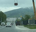 "Жутковато и страшновато": кран в Южно-Сахалинске раскачивал груз прямо над проезжей частью