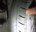Автомобилист пробил сразу два колеса, влетев в яму на трассе в Макаровском районе