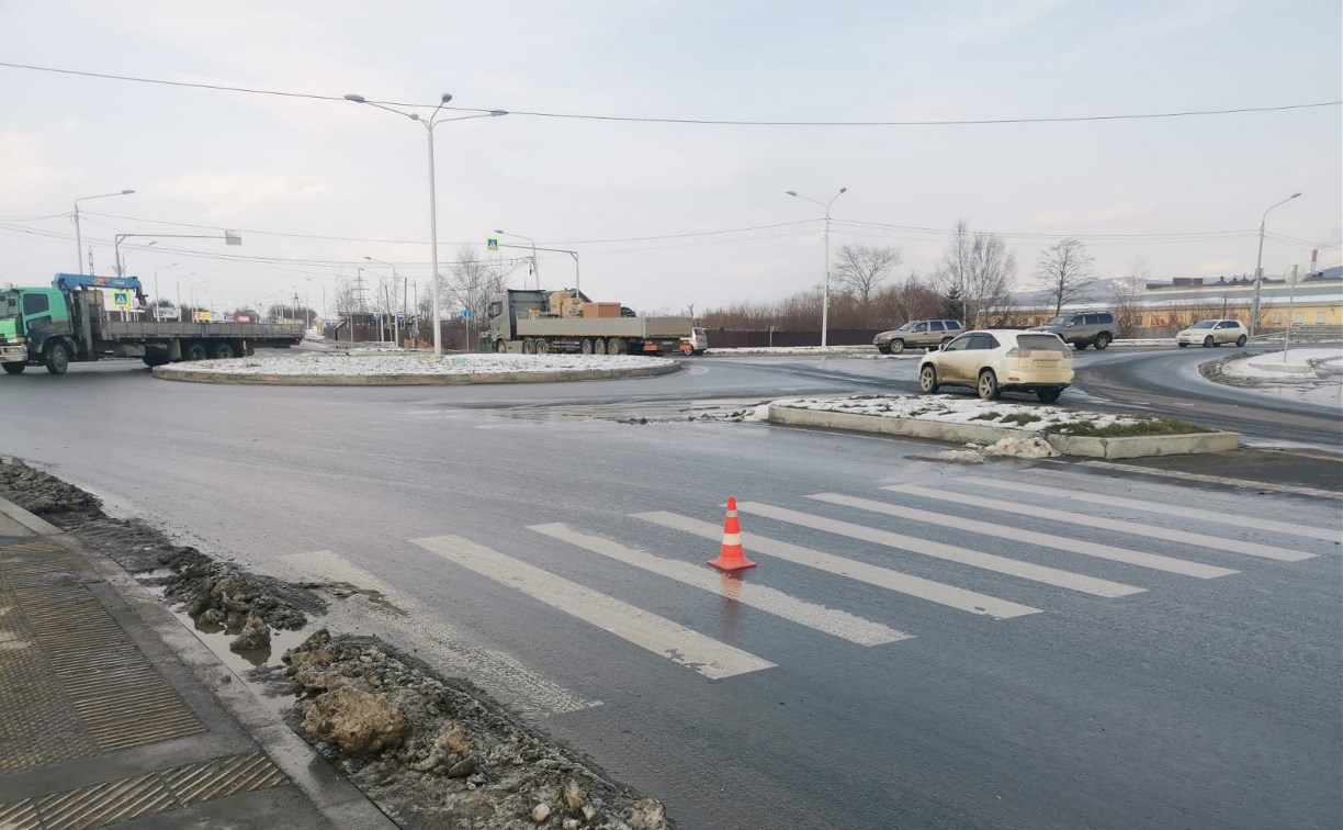 Пешеход упал с тротуара под КамАЗ в Южно-Сахалинске