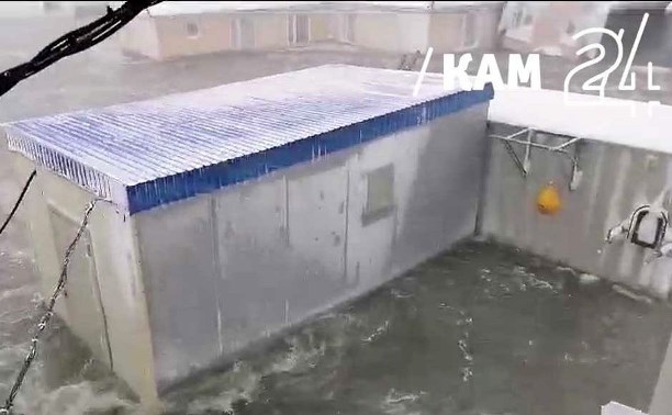 На Камчатке постят видео затопленного морской водой рыбного комбината