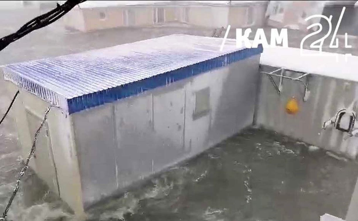 На Камчатке постят видео затопленного морской водой рыбного комбината