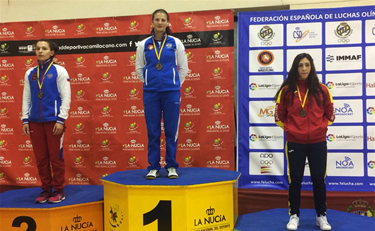 Школьница из Корсакова выиграла золото турнира по вольной борьбе в Испании