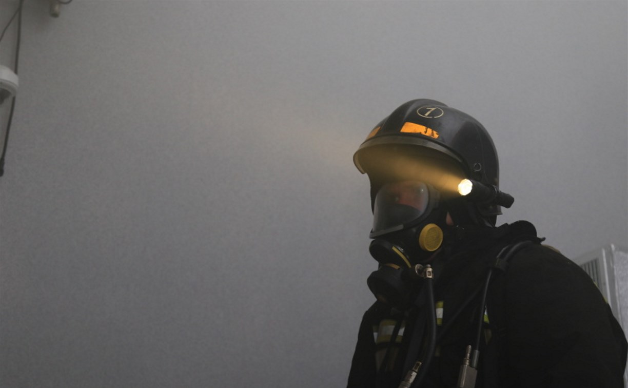 Из-за пожара в подвале из пятиэтажки в Корсакове эвакуировались 11 человек