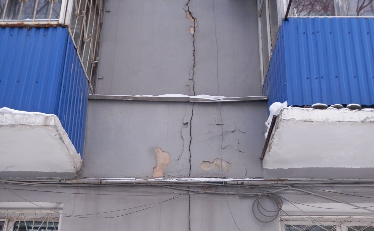 Трещина с первого по пятый этаж поползла по жилому дому в Южно-Сахалинске