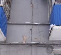 Трещина с первого по пятый этаж поползла по жилому дому в Южно-Сахалинске