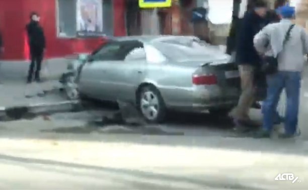 Lexus столкнулся с легковушкой в центре Южно-Сахалинска
