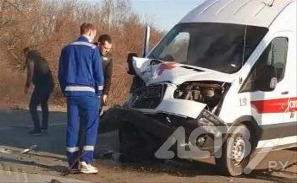 Внедорожник и автомобиль скорой помощи столкнулись на въезде в Троицкое