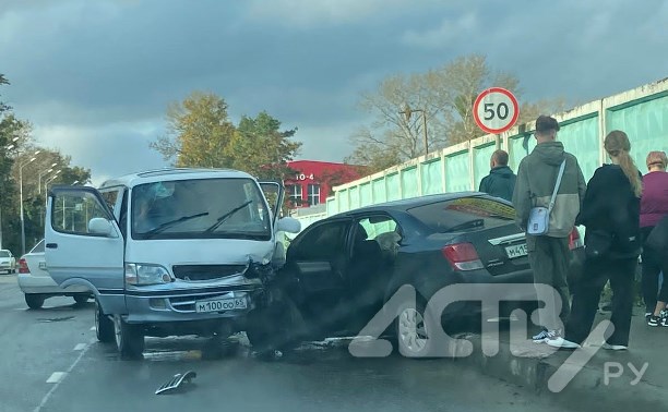 "Залетела на тротуар": на улице Железнодорожной в Южно-Сахалинске произошла авария с участием двух "Тойот"