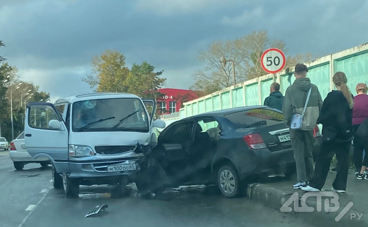 "Залетела на тротуар": на улице Железнодорожной в Южно-Сахалинске произошла авария с участием двух "Тойот"